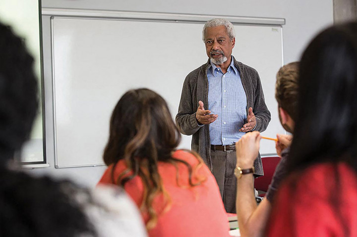 Gurnah lahir dan besar di Pulau Zanzibar sebelum kemudian menetap sebagai pengungsi di Inggris pada akhir 1960-an. 