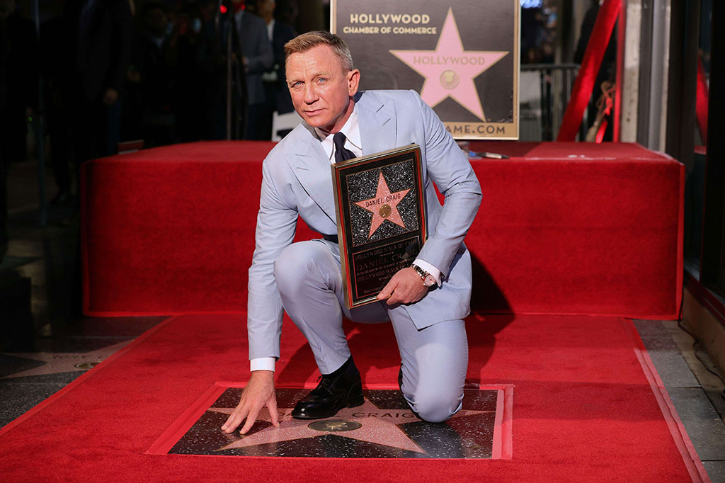 Aktor Daniel Craig, yang memerankan James Bond dalam lima film 007, termasuk No Time to Die yang akan segera dirilis, menerima bintang di Hollywood Walk of Fame, Rabu, 6 Oktober 2021.
