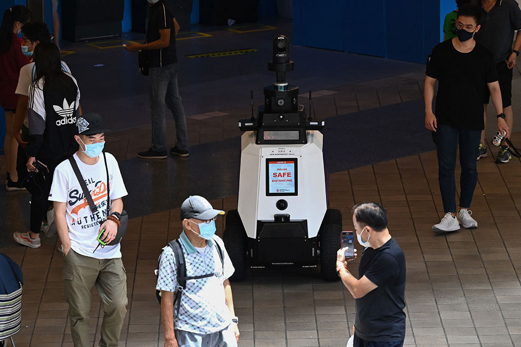 Singapura menguji coba robot patroli untuk memberikan peringatan kepada warga yang terlibat dalam perilaku sosial yang tidak diinginkan. Hal ini memicu kekhawatiran terkait masalah privasi di negara dengan kontrol ketat terhadap warganya tersebut.