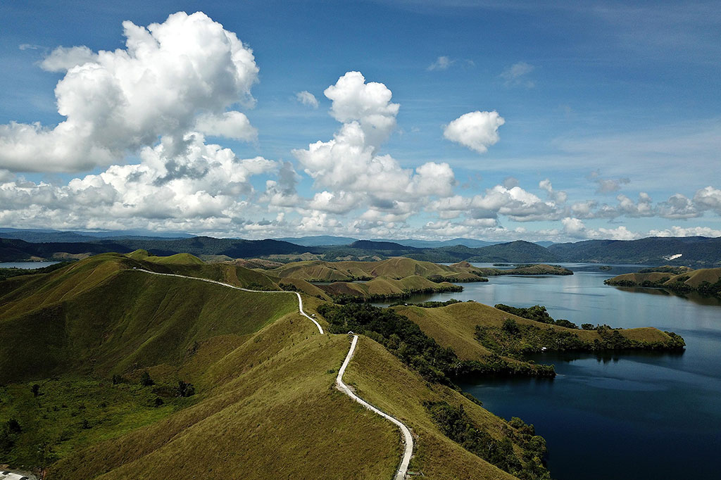 Tidak jauh dari Bandara Sentani, Jayapura, Papua sekitar 8,6km, terdapat tempat wisata yang menawan hati, bernama Bukit Tungku Wiri atau dikenal Bukit Teletubies. Destinasi wisata itu berlokasi di Kampung Doyo Lama, Distrik Waibu.