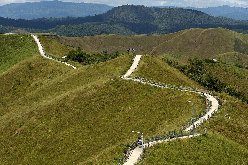 Anda dapat melakukan tracking untuk menelusuri perbukitan, karena disediakan jalur setapak yang memanjang dengan pondok-pondok juga disediakan untuk duduk santai sambil beristirahat.