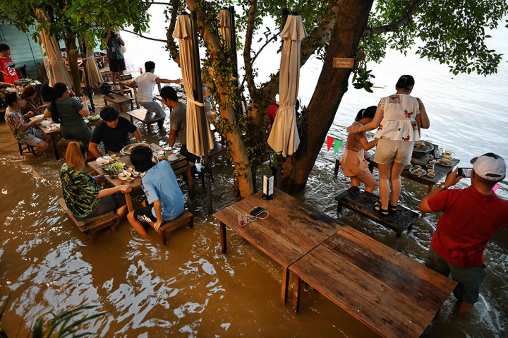 Banjir membawa berkah. Ini mungkin judul yang pas untuk restoran yang ada di Provinsi Nonthaburi, Thailand. Banjir biasanya membuat semua kegiatan lumpuh, namun tidak berlaku bagi restoran Chaopraya Antique Cafe.