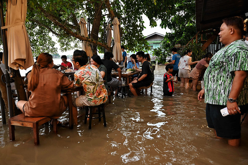 Restoran yang terletak di pinggir sungai ini justru dibanjiri pengunjung saat banjir melanda. Ketika banjir musiman mendatangkan malapetaka di seluruh negeri dan memaksa bisnis tutup, Chaopraya Antique Café tetap penuh seperti biasanya, dengan menawarkan pengalaman yang oleh pemilik cerdik disebut 'selancar hot-pot'.