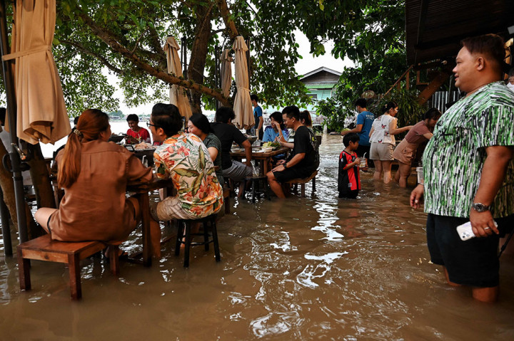 Restoran yang terletak di pinggir sungai ini justru dibanjiri pengunjung saat banjir melanda. Ketika banjir musiman mendatangkan malapetaka di seluruh negeri dan memaksa bisnis tutup, Chaopraya Antique Café tetap penuh seperti biasanya, dengan menawarkan pengalaman yang oleh pemilik cerdik disebut 'selancar hot-pot'.