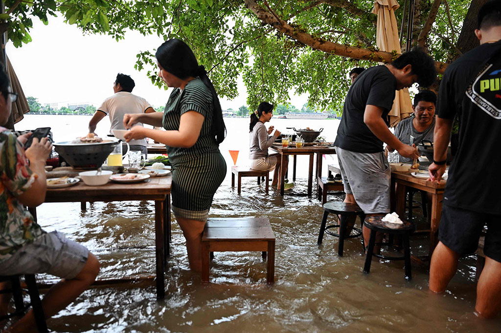 Pasang naik Sungai Chaophraya minggu ini datang sebagai kesempatan tak terduga bagi pemilik Chaopraya Antique Cafe, Titiporn Jutimanon. Alih-alih tutup karena banjir, restoran Titiporn tetap buka untuk pelanggan yang menikmati santapan shin-deep, dan sensasi menghindari derasnya air saat kapal lewat.