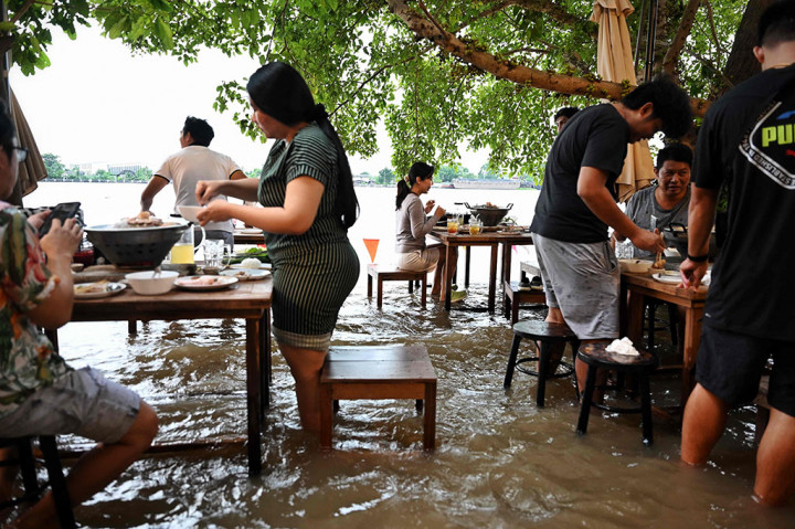 Pasang naik Sungai Chaophraya minggu ini datang sebagai kesempatan tak terduga bagi pemilik Chaopraya Antique Cafe, Titiporn Jutimanon. Alih-alih tutup karena banjir, restoran Titiporn tetap buka untuk pelanggan yang menikmati santapan shin-deep, dan sensasi menghindari derasnya air saat kapal lewat.