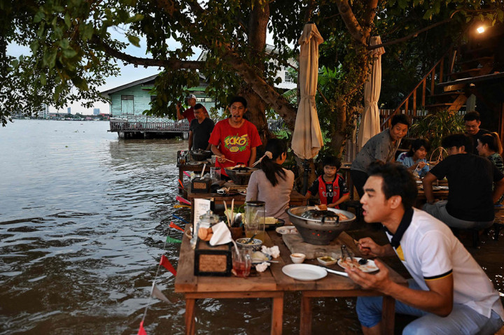 “Ini adalah suasana yang hebat. Selama krisis banjir, ini telah menjadi daya tarik khas restoran. Jadi saya ingin menantang diri sendiri dan mencoba pengalaman baru ini,” kata salah satu pelanggan, Siripoj Wai-inta, 24, sambil mengunyah makanannya dengan air yang menjalar ke tulang keringnya.