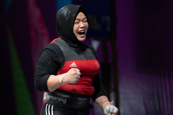 Lifter putri Jawa Tengah Diah Ayu P meluapkan kegembiraannya usai melakukan angkatan clean and jerk pada kelas 76 kg PON Papua di Auditorium Universitas Cenderawasih, Kota Jayapura, Papua, Jumat, 8 Oktober 2021. 