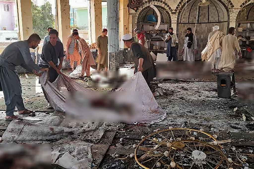 Warga mengevakuasi korban bom bunuh diri di dalam sebuah masjid Syiah di Kunduz, Afghanistan, Jumat, 8 Oktober 2021.