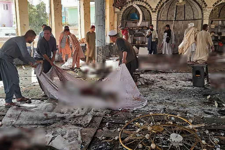 Warga mengevakuasi korban bom bunuh diri di dalam sebuah masjid Syiah di Kunduz, Afghanistan, Jumat, 8 Oktober 2021.
