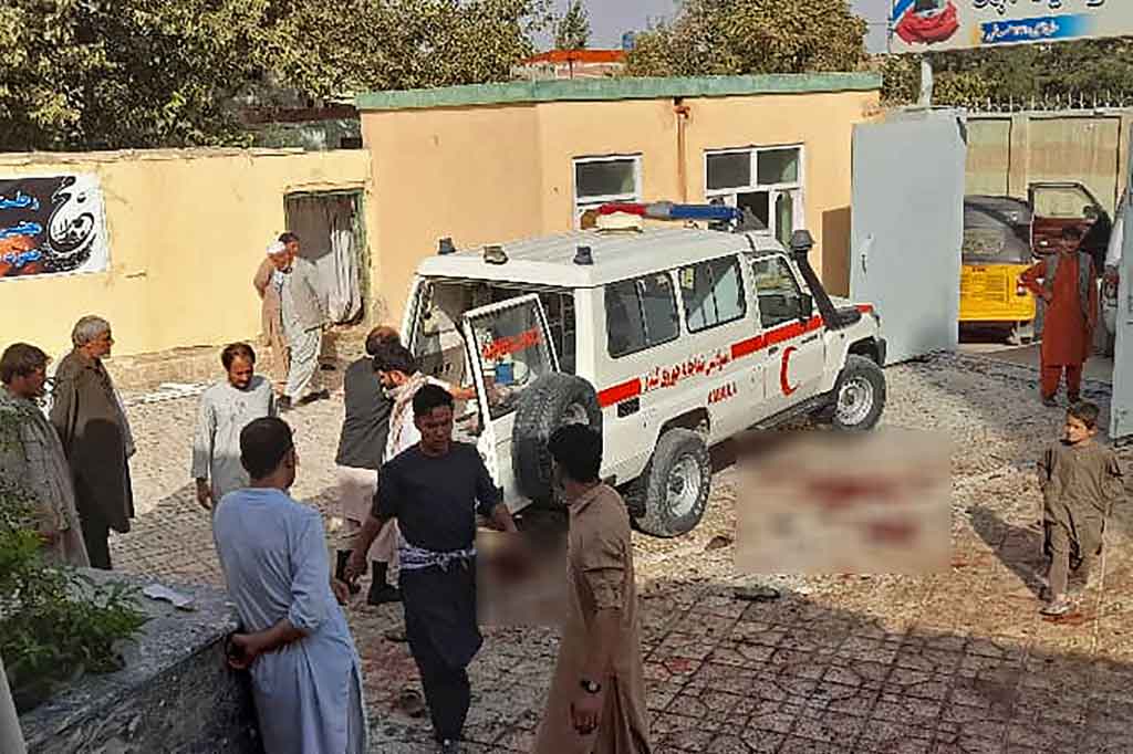 Sebuah sumber medis di Rumah Sakit Provinsi Kunduz mengatakan bahwa 35 orang meninggal dan lebih dari 50 orang terluka telah dibawa ke sana, sementara seorang pekerja di rumah sakit Doctors Without Borders (MSF) melaporkan 15 orang meninggal dan puluhan lainnya luka-luka.