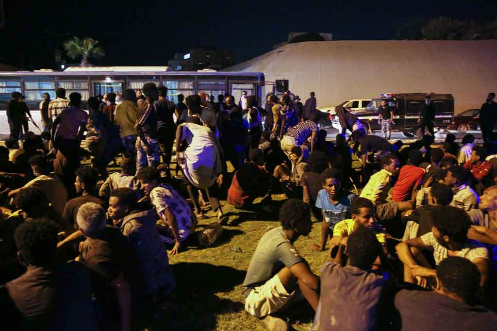 Penjaga menembak mati enam migran di fasilitas penahanan Tripoli yang penuh sesak pada hari Jumat, 8 Oktober 2021 waktu setempat. Ini merupakan kekerasan terbaru terhadap migran menyusul penangkapan massal dalam beberapa hari terakhir.