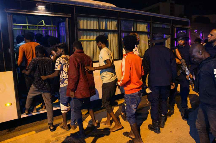 Dia menambahkan bahwa setidaknya 20 migran lainnya terluka dan banyak lagi yang melarikan diri dalam kerusuhan tersebut.