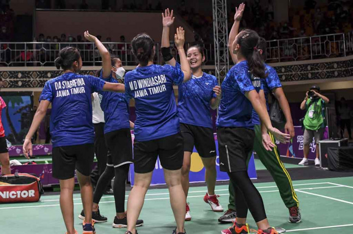 Tim bulu tangkis putri Jawa Timur melakukan selebrasi usai mengalahkan tim putri DKI Jakarta pada pertandingan final beregu putri PON Papua di GOR Waringin Kotaraja, Kota Jayapura, Papua, Sabtu, 9 Oktober 2021.