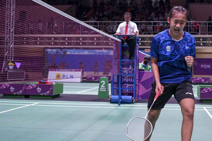 Tim bulu tangkis putri Jawa Timur menang atas tim DKI Jakarta dengan skor 2-0 dalam partai final di GOR Waringin, Jayapura, Sabtu, 9 Oktober 2021.