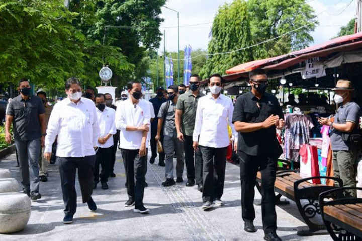 Presiden Joko Widodo (kedua kanan) bersama Menteri Koordinator Bidang Perekonomian Airlangga Hartarto (ketiga kanan) dan Gubernur D.I Yogyakarta Sri Sultan HB X (kanan) menyapa warga saat mengunjungi kawasan Malioboro, Yogyakarta, Sabtu, 9 Oktober 2021.