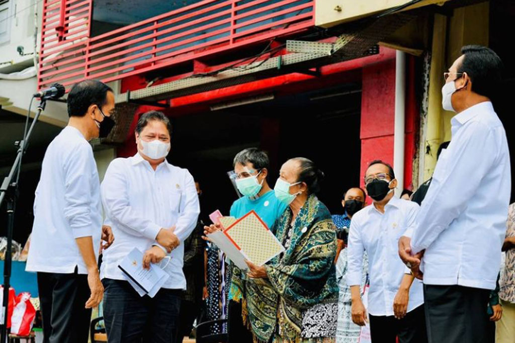 Bantuan tunai tersebut, kata Jokowi, nantinya akan diperuntukkan bagi sebanyak 1 juta PKL dan pelaku usaha warung-warung kecil di Indonesia dengan besaran bantuan masing-masing senilai Rp1,2 juta.