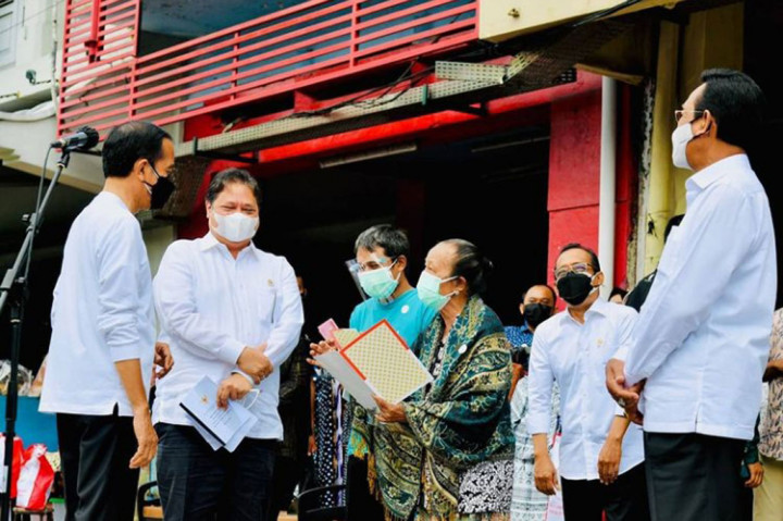 Bantuan tunai tersebut, kata Jokowi, nantinya akan diperuntukkan bagi sebanyak 1 juta PKL dan pelaku usaha warung-warung kecil di Indonesia dengan besaran bantuan masing-masing senilai Rp1,2 juta.
