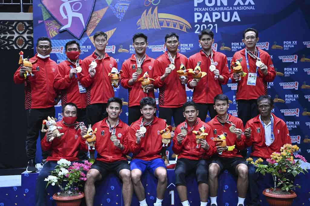 Tim bulu tangkis putra DKI Jakarta berfoto bersama usai Upacara Penghormatan Pemenang final beregu putra PON Papua di GOR Waringin Kotaraja, Kota Jayapura, Papua, Sabtu 9 Oktober 2021. 