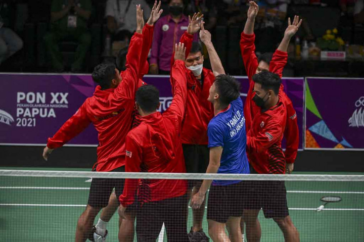  DKI Jakarta merebut medali emas bulu tangkis beregu putra dari juara bertahan Jawa Barat dalam laga bulu tangkis Pekan Olahraga Nasional (PON) Papua 2021, Sabtu, 9 Oktober 2021.