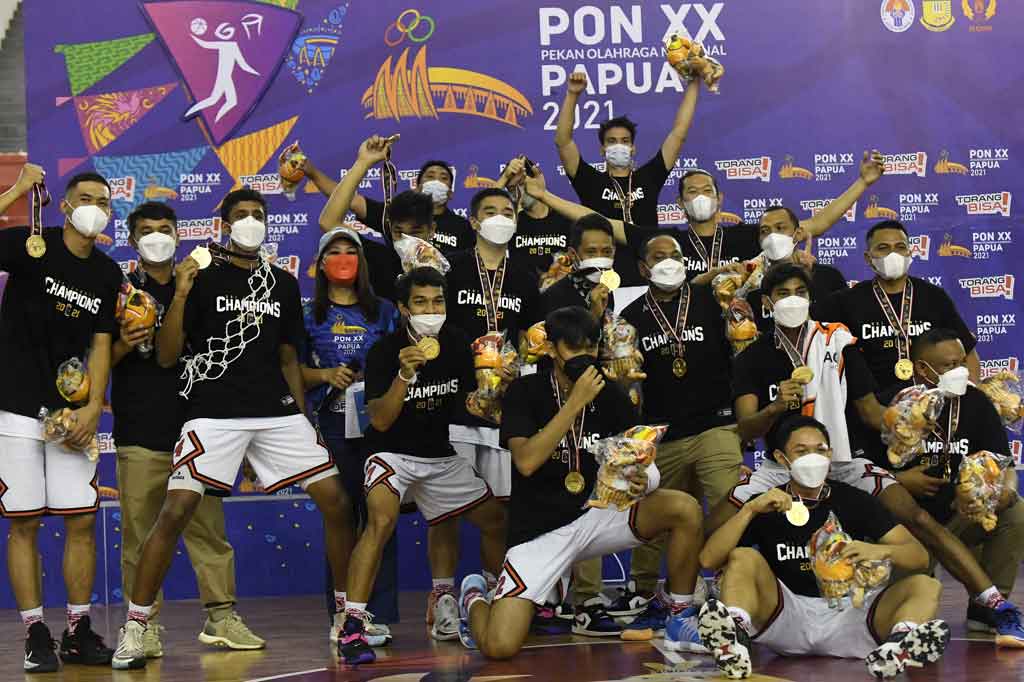 Pebasket putra DKI Jakarta memperlihatkan medalinya usai pertandingan final basket putra 5x5 PON Papua di GOR Mimika Sport Centre, Kabupaten Mimika, Papua, Sabtu, 9 Oktober 2021.