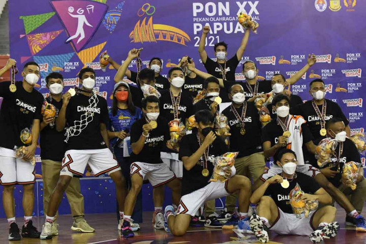 Pebasket putra DKI Jakarta memperlihatkan medalinya usai pertandingan final basket putra 5x5 PON Papua di GOR Mimika Sport Centre, Kabupaten Mimika, Papua, Sabtu, 9 Oktober 2021.