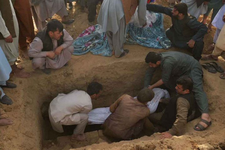 Seorang penggali kubur di pemakaman Syiah yang menghadap ke kota utara Kunduz mengatakan bahwa mereka telah menangani 62 mayat, dan laporan menyebutkan jumlah korban keseluruhan mencapai 100 orang.