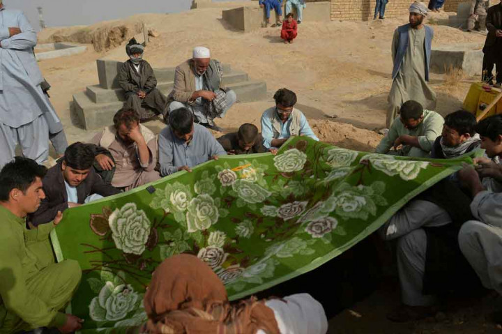Ledakan itu menargetkan salat Jumat di masjid Sayed Abad yang penuh sesak di kota itu, dalam upaya nyata untuk menimbulkan masalah antara Syiah dan mayoritas Sunni Afghanistan.