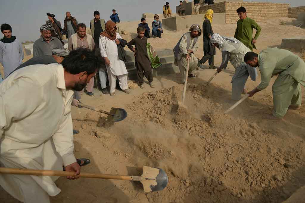 Di pemakaman, seorang warga, Zemarai Mubarak Zada ??mengatakan bahwa dia datang untuk menguburkan keponakannya yang berusia 17 tahun, Milad, yang ingin mengikuti jejaknya dan menjadi dokter.