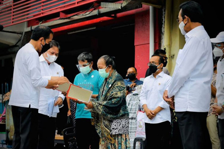 3 Foto Terpopuler: Jokowi Resmikan Program Bantuan Tunai untuk