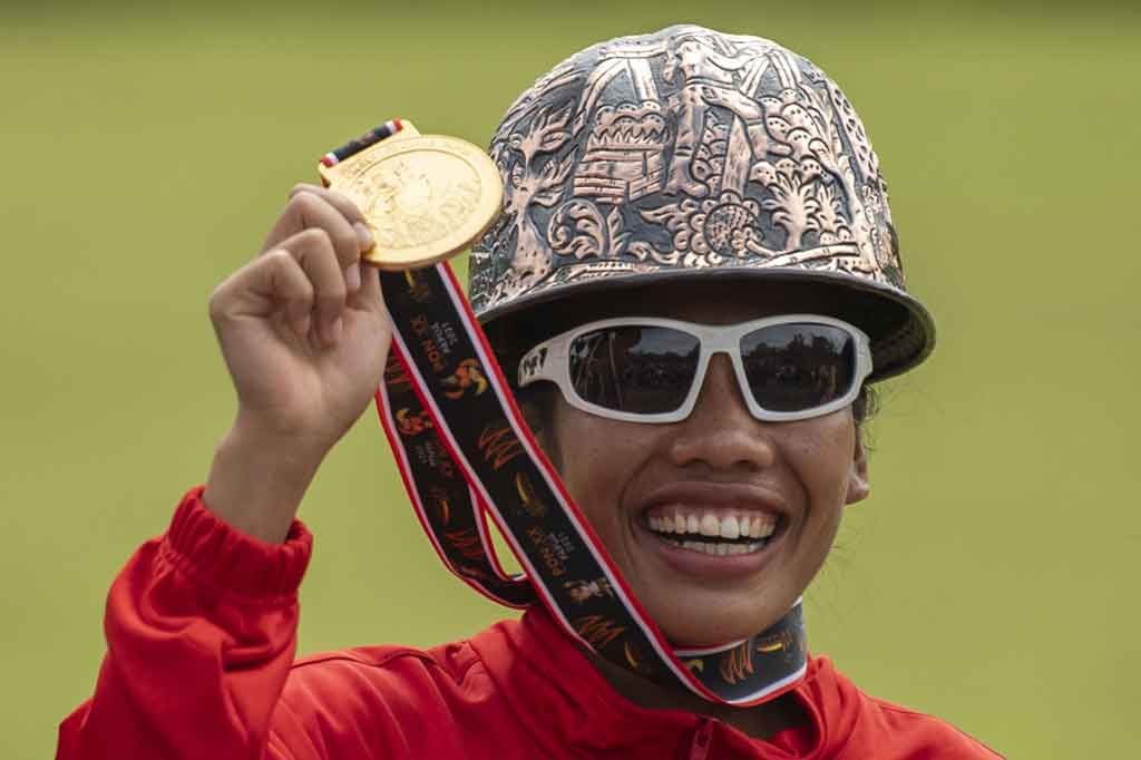 Pelari jarak jauh nasional Odekta Elvina Naibaho mendulang medali emas ketiga lewat nomor marathon putri cabang olahraga atletik di Pekan Olahraga Nasional (PON) XX Papua.