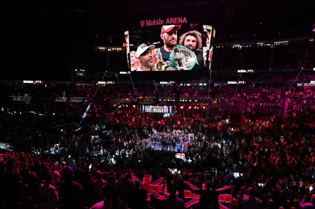 Tyson Fury berhasil mempertahankan gelar juara dunia kelas berat versi WBC, setelah menundukkan Dentoay Wilder dengan KO di ronde ke-11, di T-Mobile Arena, Las Vegas, Nevada, Amerika Serikat, Minggu, 10 Oktober 2021, siang WIB.