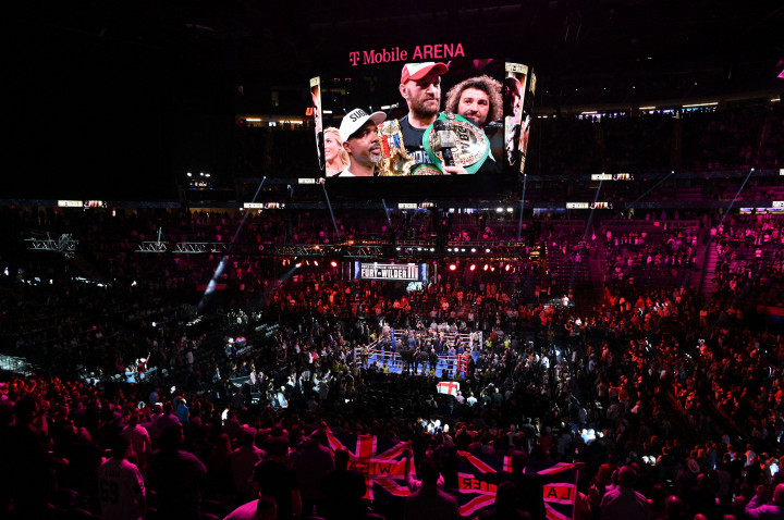 Tyson Fury berhasil mempertahankan gelar juara dunia kelas berat versi WBC, setelah menundukkan Dentoay Wilder dengan KO di ronde ke-11, di T-Mobile Arena, Las Vegas, Nevada, Amerika Serikat, Minggu, 10 Oktober 2021, siang WIB.
