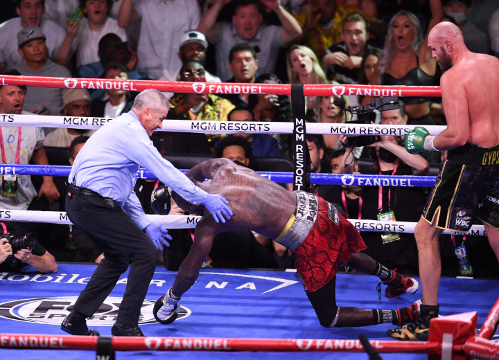 Fury menjatuhkan Wilder lagi pada ronde ke-10. Saat dihitung wasit, Wilder bisa bangkit dan melanjutkan pertarungan.