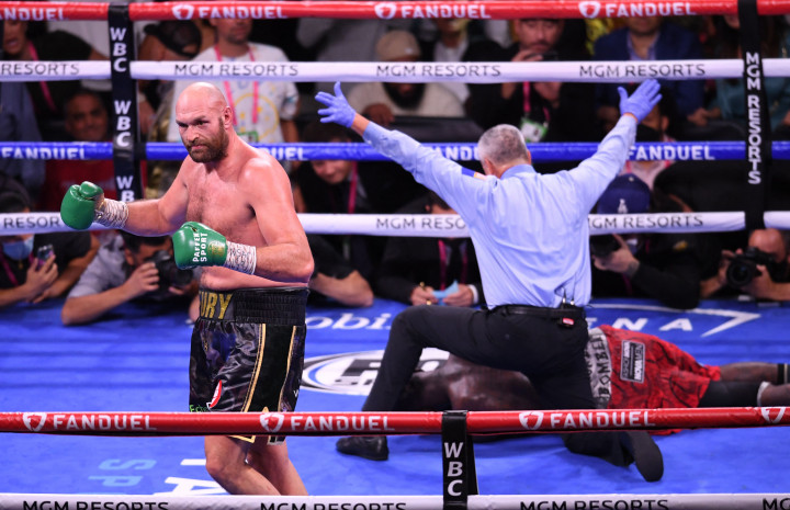 Kemenangan dipastikan oleh Fury di ronde ke-11. Pukulan bertubi-tubi Fury ke Wilder menyudahi pertarungan.