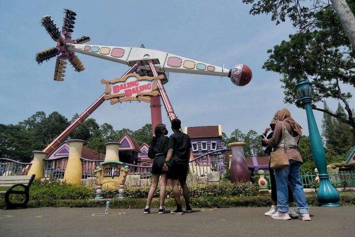 Di pintu masuk Ancol, pengunjung diwajibkan untuk check-in aplikasi PeduliLindungi dan pemeriksaan suhu.