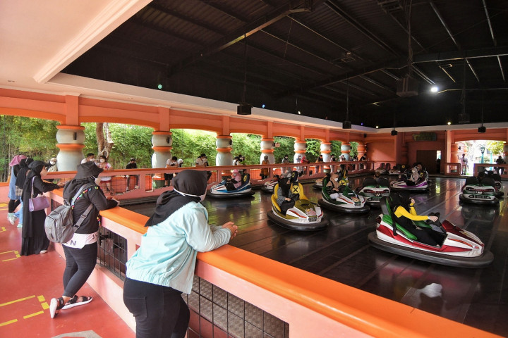 Untuk masuk ke Dufan, pengunjung harus memesan tiket secara online. Setiba di Dufan, para pengunjung tinggal menunjukkan tiket yang dipesan untuk diperiksa petugas.