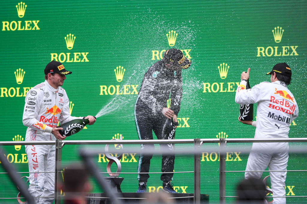 Bottas kali ini naik podium ditemani duo pebalap Red Bull Racing, yakni Max Verstappen dan Sergio Perez.
