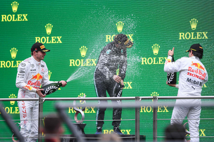 Bottas kali ini naik podium ditemani duo pebalap Red Bull Racing, yakni Max Verstappen dan Sergio Perez.