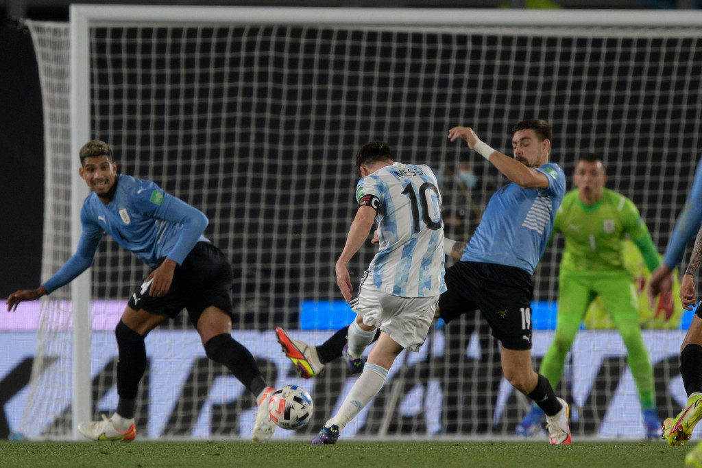 Namun, Argentina lebih baik dalam urusan penyelesaian. Lionel Messi dan Rodrigo De Paul bisa membawa keunggulan 2-0 saat jeda.