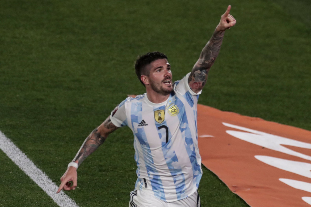Rodrigo De Paul melakukan selebrasi usai mencetak gol ke gawang Uruguay di Kualifikasi Piala Dunia 2022 Zona CONMEBOL. 