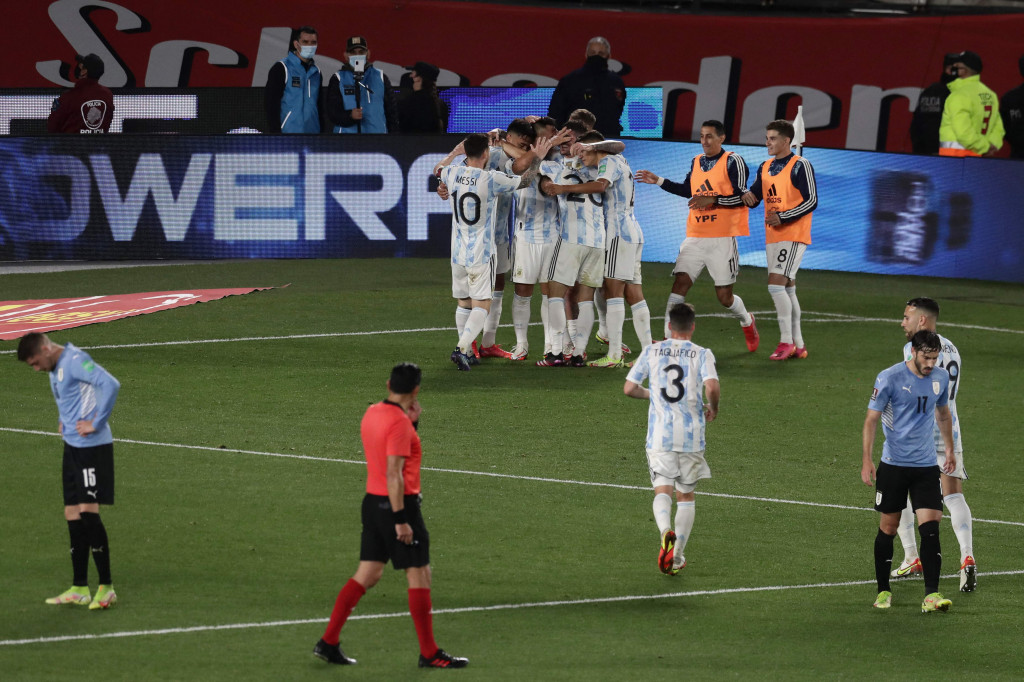 Mereka masih di peringkat kedua, hanya poinnya saja yang bertambah. Argentina kini mengoleksi 22 poin dari 10 pertandingan. 
