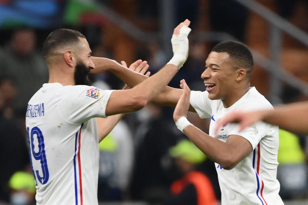Karim Benzema dan Kylian Mbappe merayakan kemenangan usai mengalahkan Spanyol pada laga final UEA Nations League 2021.