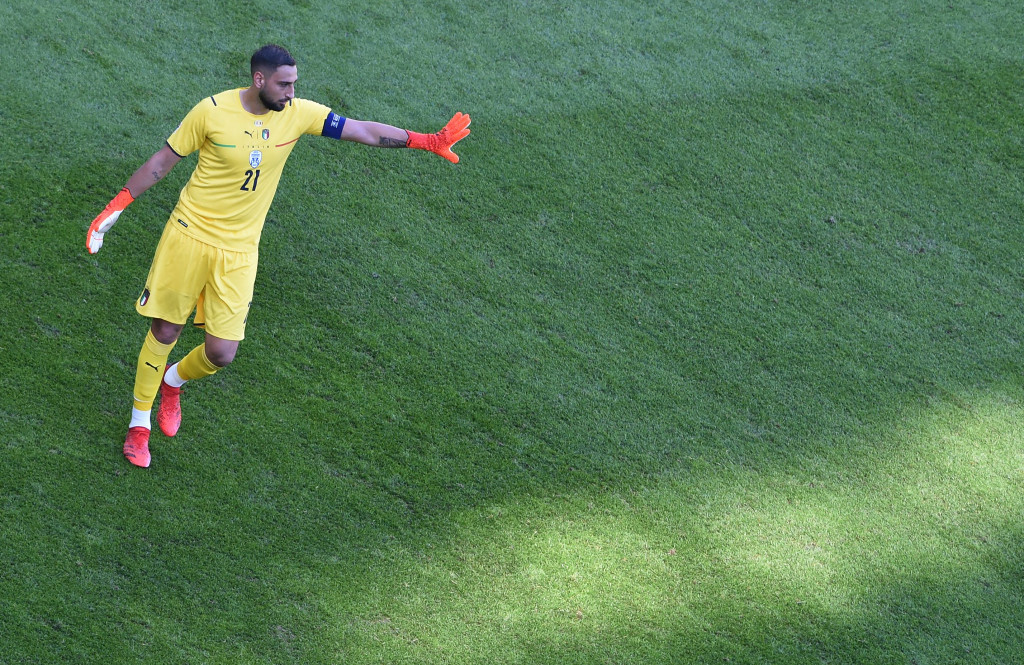 Gianluigi Donnarumma menjadi kapten termuda timnas Italia sejak 1965. Hal ini ditorehkan kiper 22 tahun tersebut usai memimpin Gli Azzurri kala menghadapi Belgia.