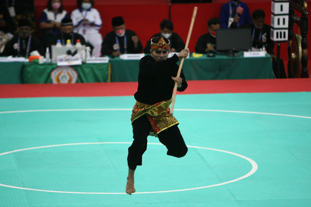 Pesilat Jawa Barat Asep Yuldan Sani beraksi dalam nomor Seni tunggal putra final Pencak Silat PON XX Papua di GOR Toware, Kabupaten Jayapura, Papua, Senin, 11 Oktober 2021.