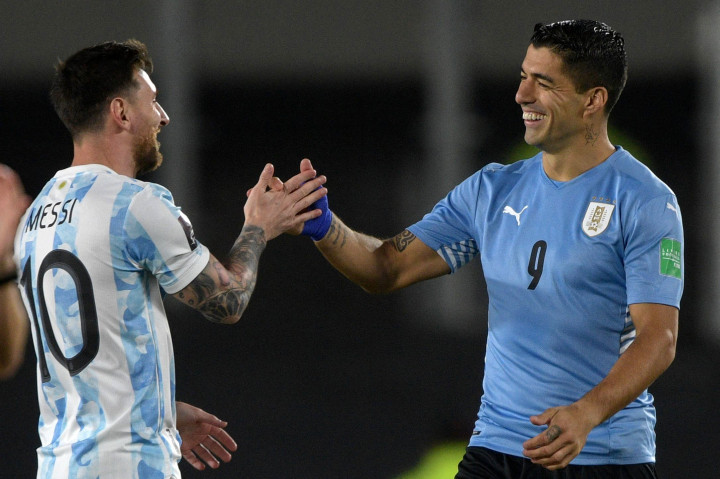 Penyerang Argentina Lionel Messi menyapa penyerang Uruguay Luis Suarez sebelum laga Kualifikasi Piala Dunia 2022 Zona Amerika Selatan (CONMEBOL) di stadium, Senin, 11 Oktober 2021.