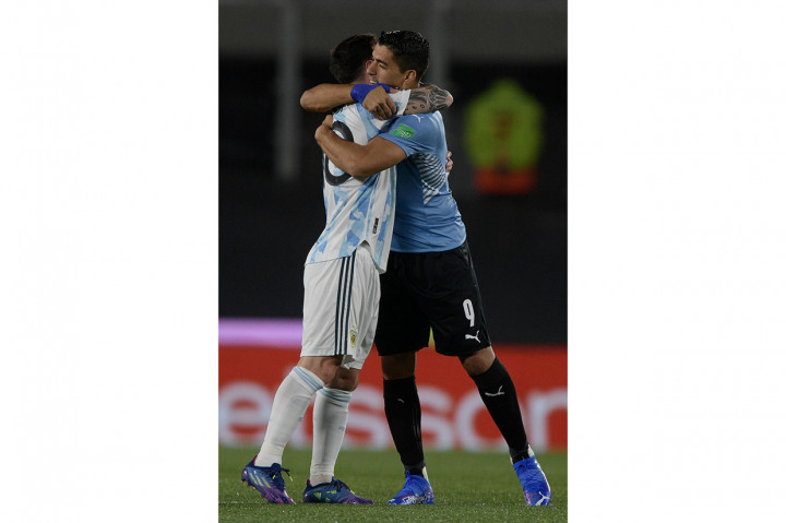 Sebagaimana diketahui, Suarez memiliki hubungan hangat dengan Messi ketika bekerja sama di Barcelona. Bahkan persahabatan mereka itu terus berlanjut di luar lapangan meski tak lagi berada di klub yang sama. 