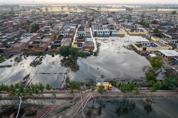 Banjir besar menghantam provinsi Shanxi, Tiongkok. Provinsi itu biasanya kering, namun cuaca ekstrem mengakibatkan banjir hingga sepinggang.