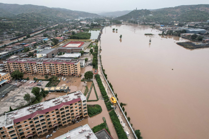Banjir juga merusak 190 ribu hektar kebun dan merobohkan 17 ribu rumah. Bangunan bersejarah UNESCO juga terdampak.