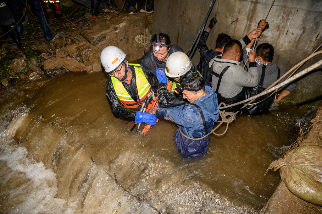 Foto ini diambil pada 10 Oktober 2021 menunjukkan tim penyelamat mengambil air di daerah banjir setelah hujan deras di Jiexiu, di kota Jinzhong, provinsi Shanxi utara Tiongkok.